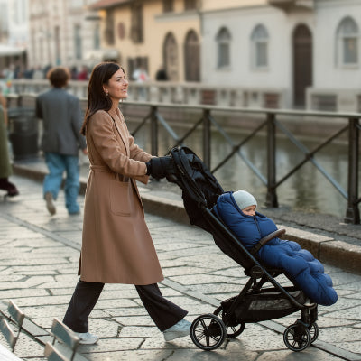 Chancelière-poussette-bleu-enveloppe bebe-en balade-avec maman dans la ville