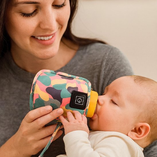 Chauffe-biberon portable bébé endormi dans le bras de maman