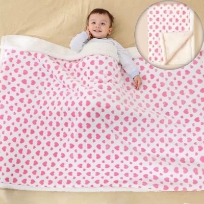 couette-bebe-coeur-rose-couvrant-bebe-souriant
