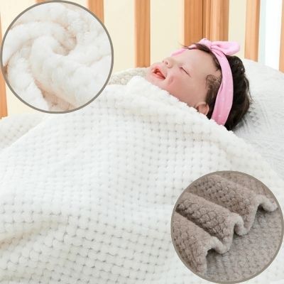 couverture-bebe-blanche-bébé-souriante-endormie-bandeau-rose-papillon