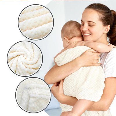 couverture-bebe-blanche-polaire-douce-maman-souriante-colle-bébé-dans-les-bras