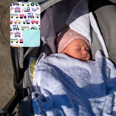 couverture-bebe-polaire-motif-véhicules-bébé-endormi-poussette