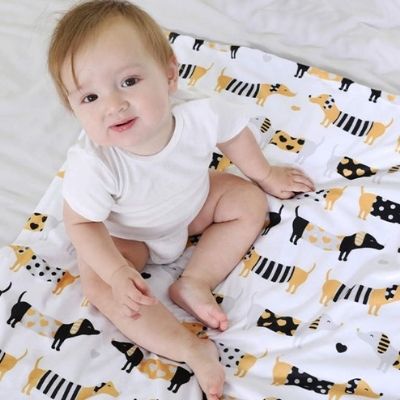 couverture-bebe-polaire-motif-chien-bébé-souriant-assis