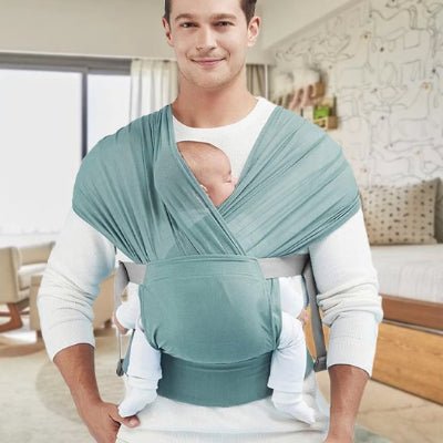 Écharpe de portage ergonomique vert papa souriant et bébé endormi paisiblement dans l'écharpe