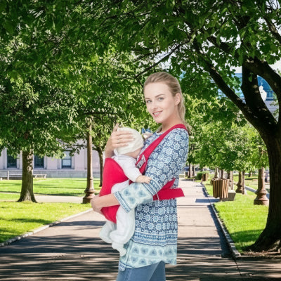 porte-bebe-rouge-maman-nouveau-né-sourire-parc