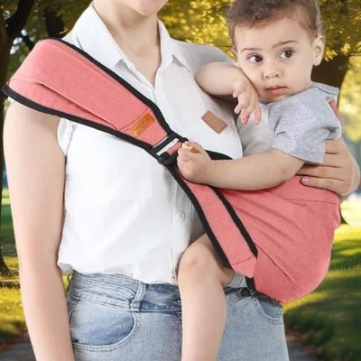 porte bebe frontal ergonomique rose bébé installé confortablement dans un parc