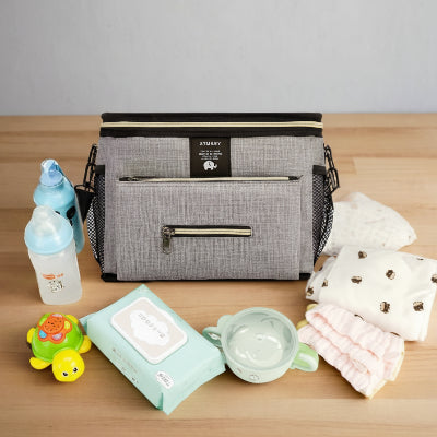 sac-a-langer-gris-couches-biberon-lingettes-jouet