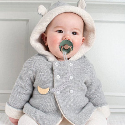 Attache-tétine-gris- lune-bois bébé habillé en manteau gris 