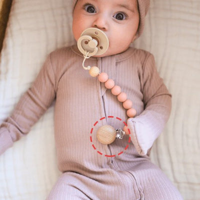 Attache tetine bois naturel bébé couché yeux noirs barboteuse brun manche longue 