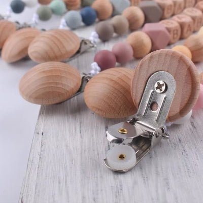 Attache tetine bois naturel clip métal solidement fixé