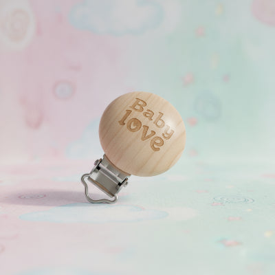 Attache tétine bois naturel motif baby love