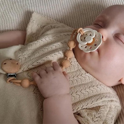 Attache tétine perles en silicone beige bébé à yeux endormi  t-shirt tricot manche courte