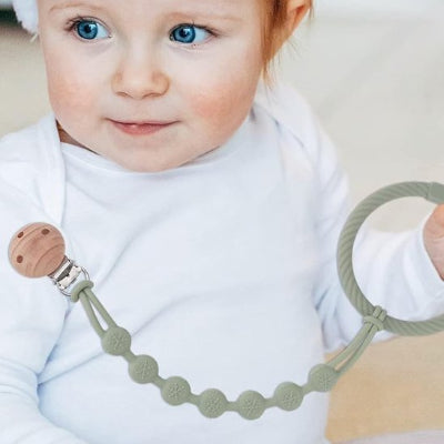 Attache tétine perles en silicone vert olive bébé à yeux bleu t-shirt blanc manche longue
