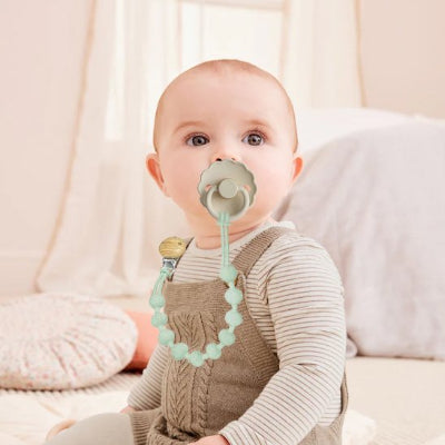 Attache tétine perles en silicone vert pastel bébé à yeux noir t-shirt rayé blanc et brun manche longue et salopette laine brun 