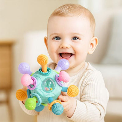 Hochet-bebe-colorés-dans-les mains d'un bébé souriant