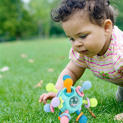 Hochet-bebe-multicolor-bébé-joue-dans-parc