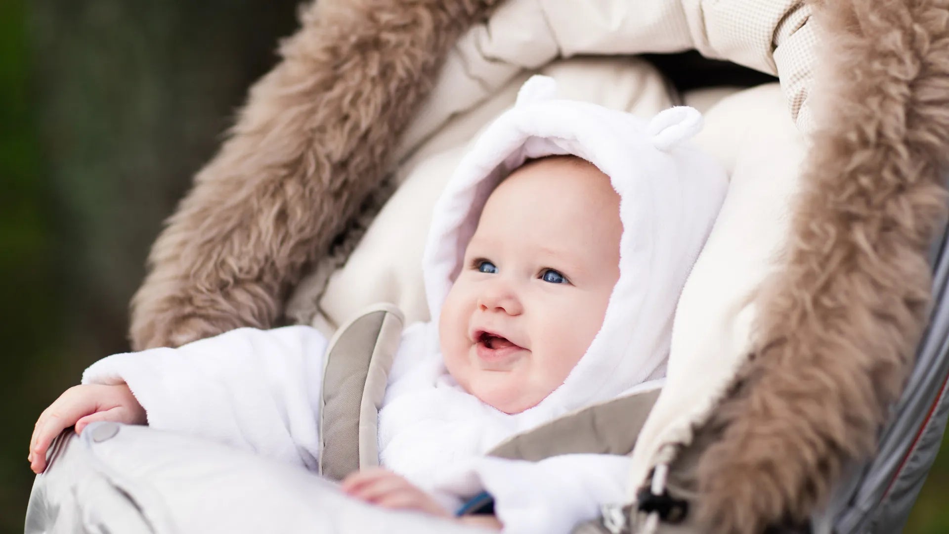 bébé-souriant-poussette-gigoteuse