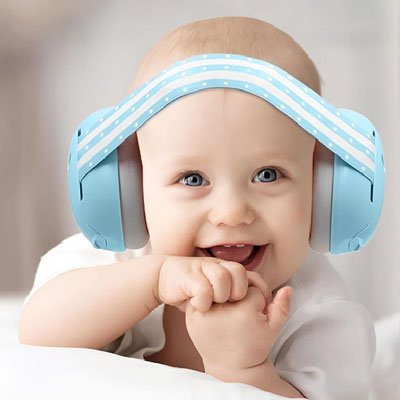 Casque-anti-bruit-bebe-turquoise-bébé-souriant