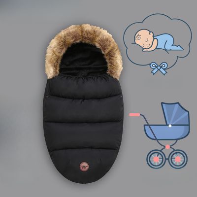 Chancelière-noire-fourrure-poussette-bébé-endormi