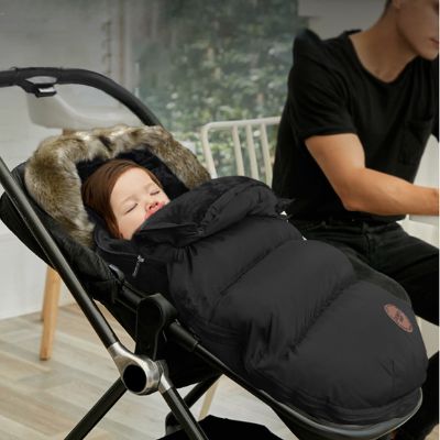 Chancelière-noire-capuche-fourrure-poussette-bébé-endormi