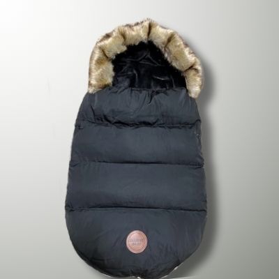 Chancelière-noire-capuche-fourrure