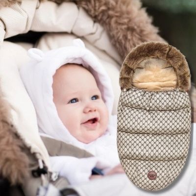 Chancelière-fourrure-enveloppante-bébé-sourire