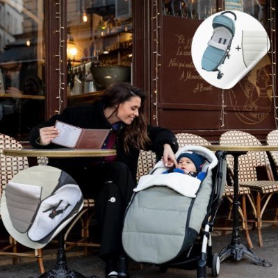 Chancelière-poussette-maman-assise-dans-un-café-avec-bébé-dans-chancelière-aqua-dans-poussette