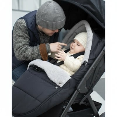 chanceliere-poussette-noire bébé dans sa poussette joue avec papa 