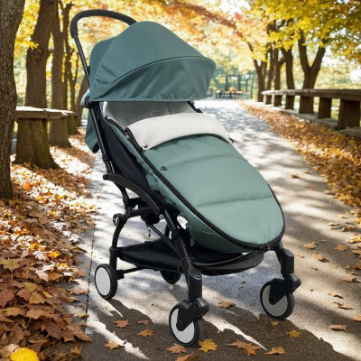 chanceliere-poussette-aqua-dans-un parc