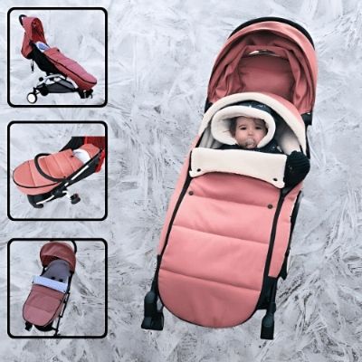 Chancelière-poussette-rose-bébé-enveloppé-dans-la-chancelière-dans-une-poussette