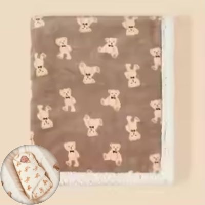 couette-bebe-brune-motif-ours-beige-bébé-enveloppé-couette-beige