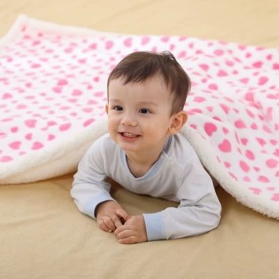 couette-bebe-blanc-motif-coeur-rose