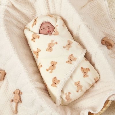 couette-bebe-motif-ours-brun-enveloppant-bébé-coffin
