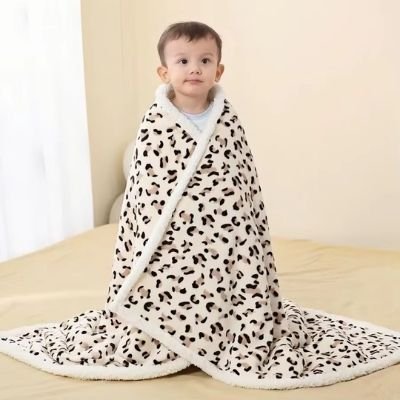 couette-bebe-motif-leopard-enveloppant-petit-enfant-debout