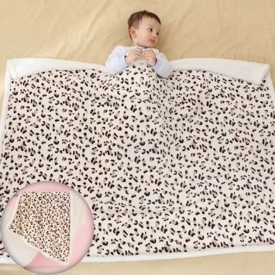 couette-bebe-blanche-motif-léopard-couvrant-bébé-couché