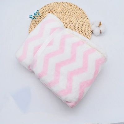 couette-bebe-douceurultime-motif-vague-rose-blanc-osier
