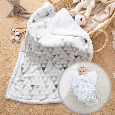 couette-bebe-douceurultime-motif-triangle-coffin-osier-peluches-bébé-enveloppé