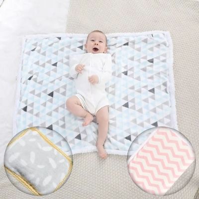 couette-bebe-motif-triangle-bébé-sourire