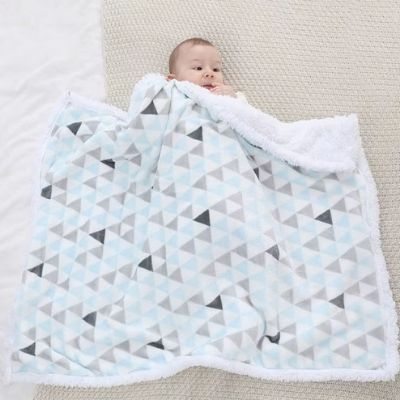 couette-bebe-motif-triangle-bébé-couché