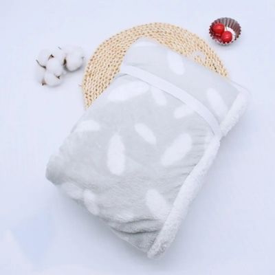 couette-bebe-grise-ruban-blanc-cerises