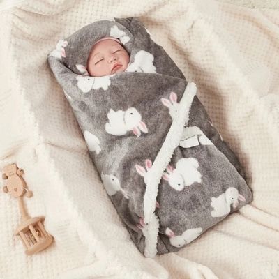 couette-bebe-lapin-gris-enveloppant-bébé