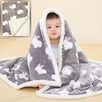 couette-bebe-gentletouch-lapin-couvrant-un-bébé