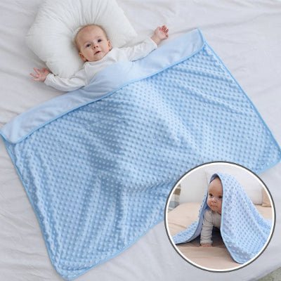 couverture-bebe-bleue-bébé-sourire-oreiller-blanc
