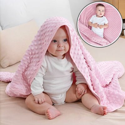 couverture-bebe-rose-couvrir-bébé-souriant