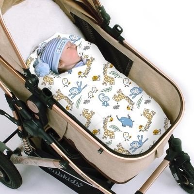 couverture-bebe-polaire-animaux-jingle-bonnet-bleu-clair-bébé-endormi-poussette