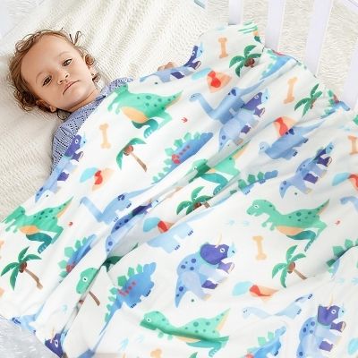 couverture-bebe-polaire-dinos-fillette-couchée