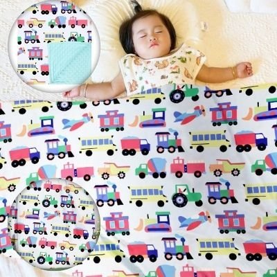 couverture-bebe-polaire-motif-véhicules-bébé-endormi