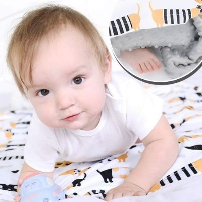 couverture-bebe-polaire-motif-chien-confortable-bébé-sourire