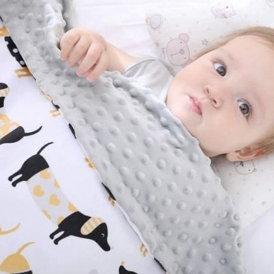 couverture-bebe-polaire-motif-chien-couvrant-bébé-couché