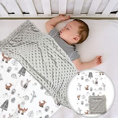 couverture-bebe-polaire-motif-renard-hibou-gris-bébé-endormi-lit